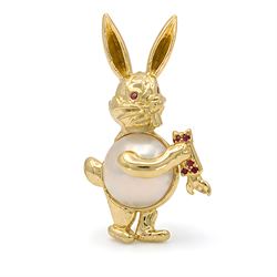 14ct gold ruby and mabe pearl bunny pendant / brooch, the bunny set with a single ruby eye...