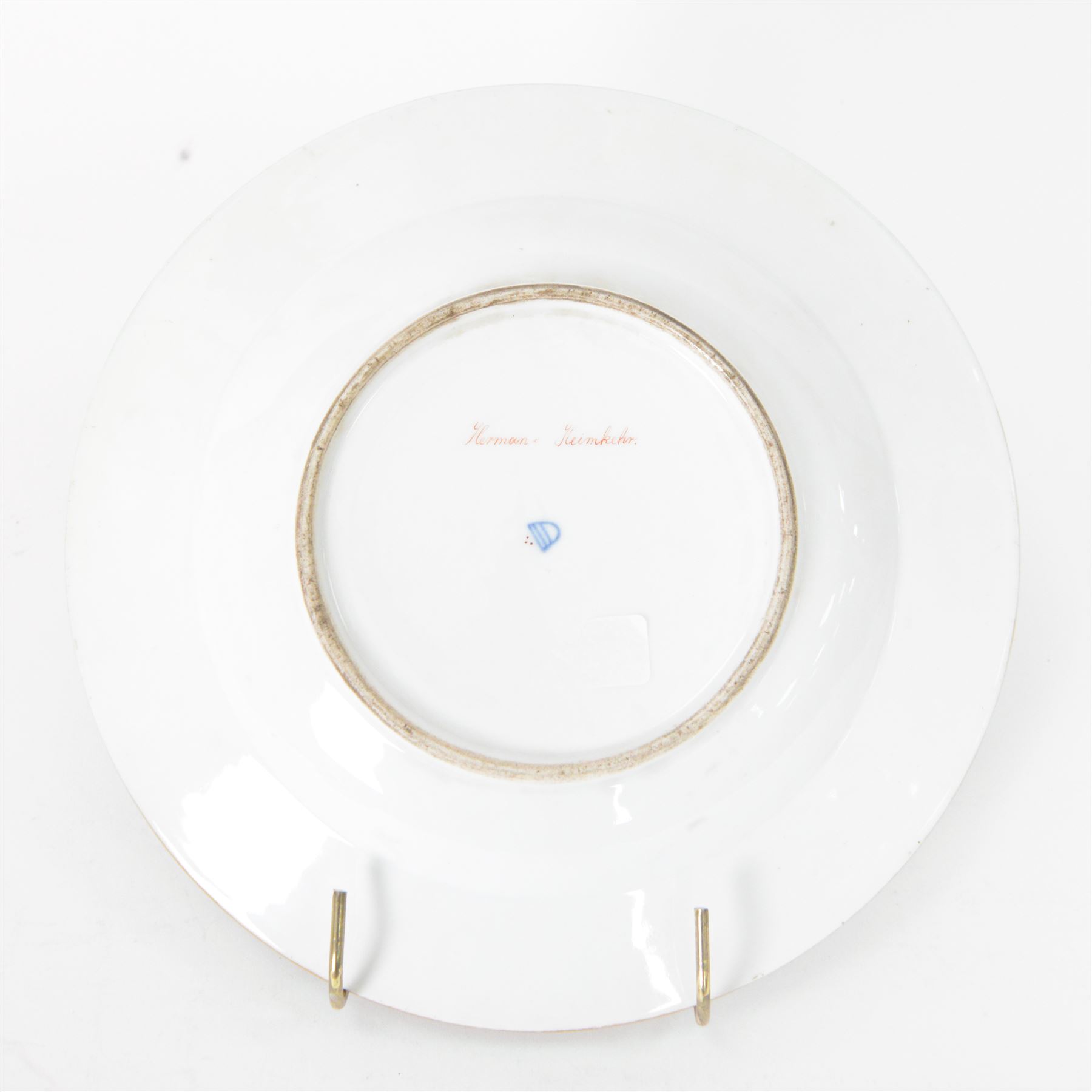 Royal Vienna style plate, decorated with neoclassica figures, signed Herman Heinkher beneath, D24cm