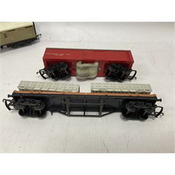 Hornby/Tri-Ang ‘00’ gauge - eight various coaches and eighteen goods wagons; all unboxed (26)