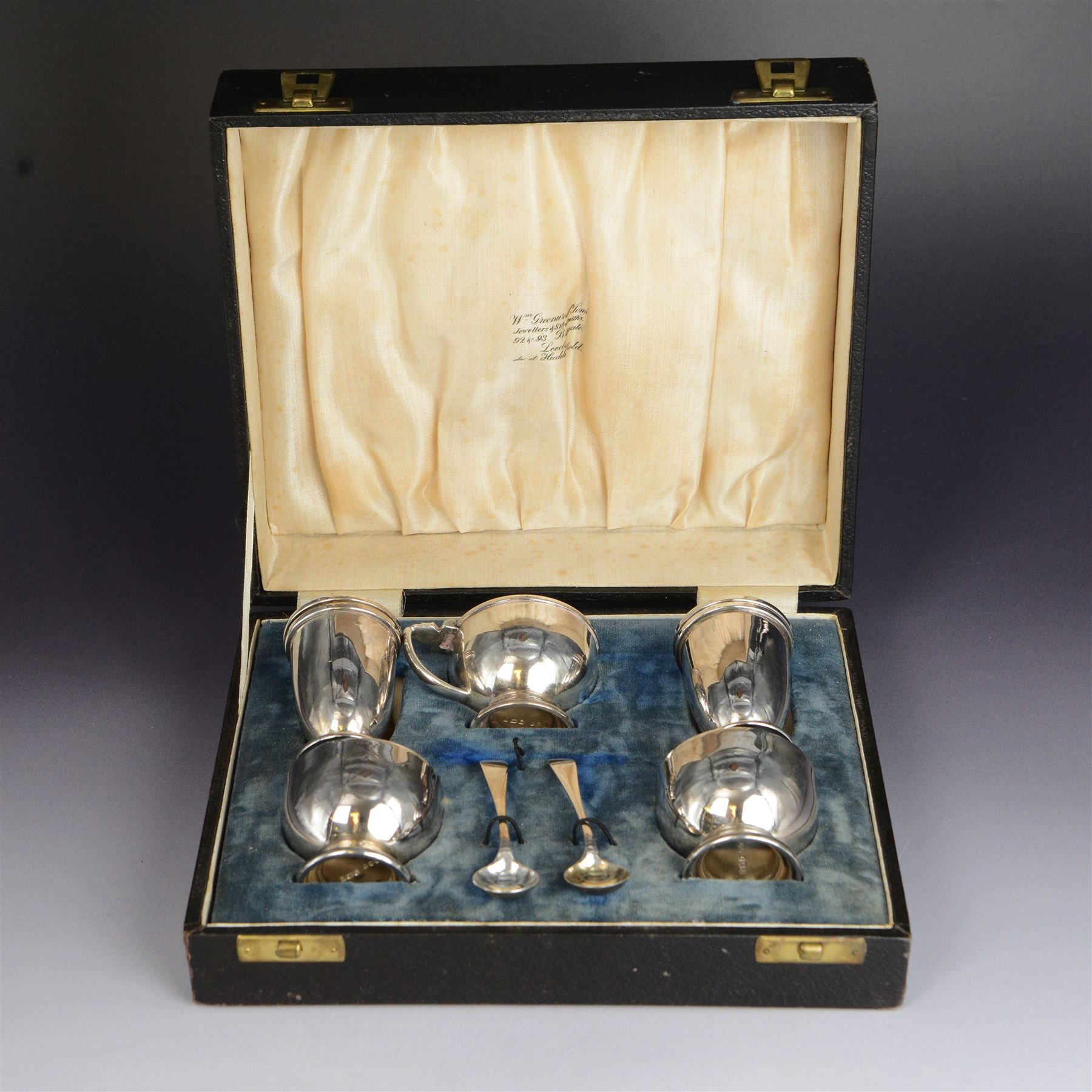 Art Deco silver five piece cruet set, comprising mustard pot, two pepper shakers and two open salts, hallmarked Hukin & Heath Ltd, Birmingham 1937, together with two silver salt spoons, hallmarked, mustard pot and salts with frosted glass liners, all contained within fitted tooled leather case