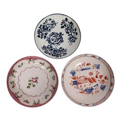 Collection 18th century and later English porcelain, including Worcester tea bowl in cannonball pattern, a custard cup, New Hall tea bowls and saucers and similar 