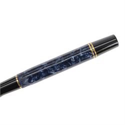 Parker Duofold fountain pen in blue marble, with 18ct gold nib, in case 