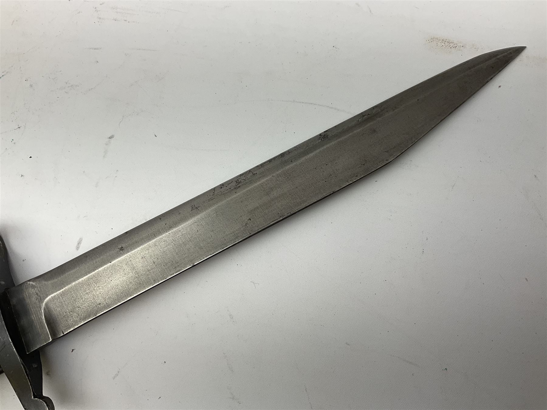 WW1 American Remington P14 rifle bayonet Model 1913, the 43cm fullered steel blade dated 5 17; in metal mounted leather scabbard L57cm overall; and WW1 Canadian Ross Rifle Co.1907 Model Mk.II bayonet, dated 2/17; in leather scabbard with frog (2)