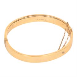 9ct gold hinged bangle, with engraved foliate decoration, hallmarked