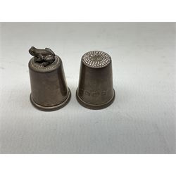 Two hallmarked silver thimbles to include late 20th century example with frog surmount stamped Clive & Clarissa Cooke, London, silver plated fork with hallmarked silver handle, together with a quantity of silver plated and other metal ware