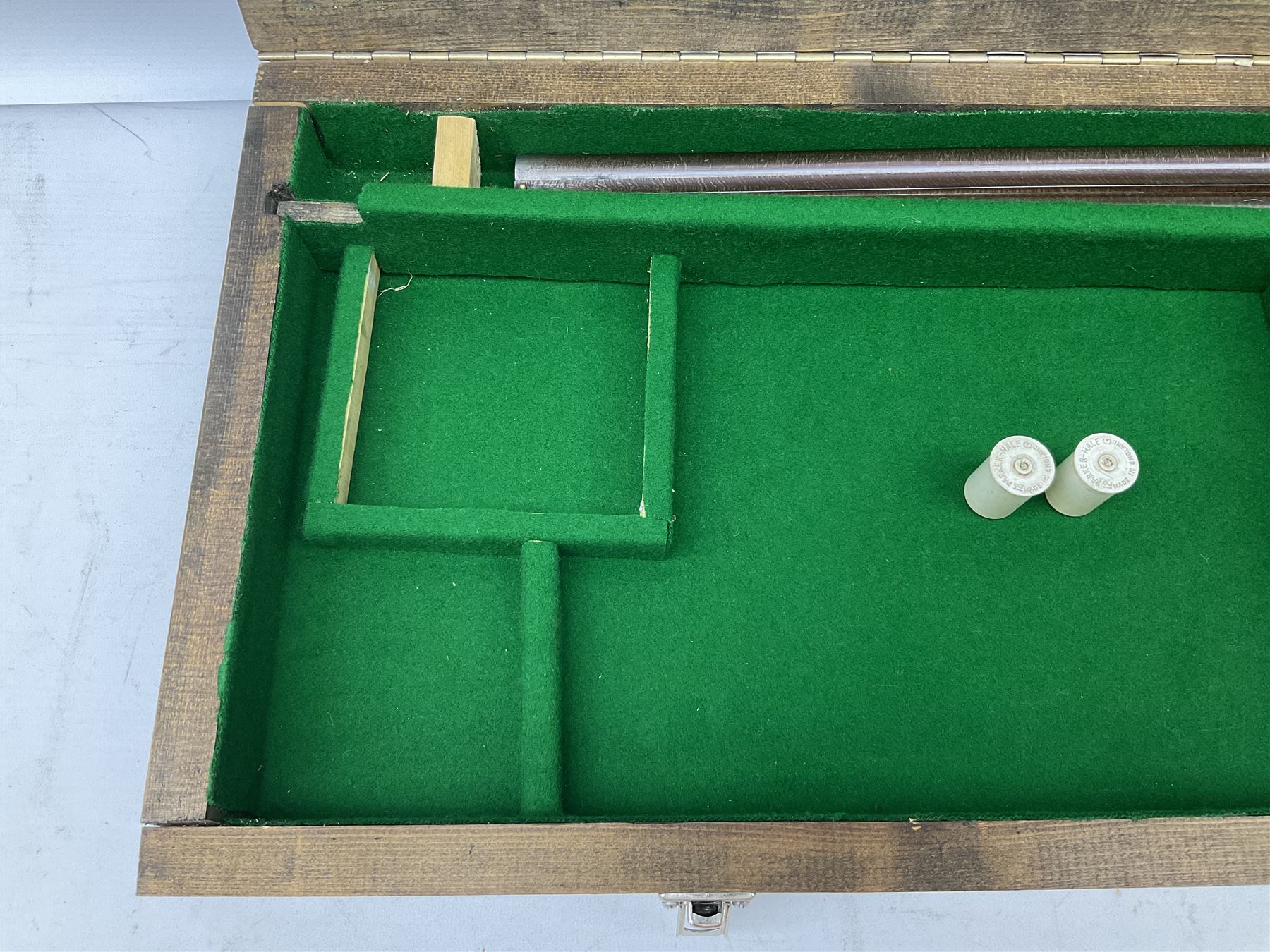 Midland Gun Company Birmingham & London 12-bore side-by-side box-lock non-ejector double barrel shotgun with 76cm damascus barrels, Prince of Wales style walnut stock with chequered grip and fore-end, top safety and engraved lock no.62160 L120cm overall; in scratch built baize lined wooden case. SHOTGUN CERTIFICATE REQUIRED.