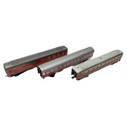 Fleischmann 'H0/00' gauge - two Stockholm coaches in hard plastic boxes; another similar unboxed coach; and two other unboxed coaches (5)