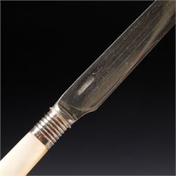 Set of twelve silver bladed fruit knives and forks with mother of pearl handles, the blades with engraved decoration, in oak case Sheffield 1920 Maker Allen & Darwin