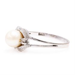 14ct white gold pearl and diamond three stone ring, single cultured white / cream pearl with a single cut diamond set either side, stamped 585