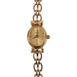 Genève ladies 9ct gold quartz wristwatch, on integral 9ct gold bracelet, London 1990