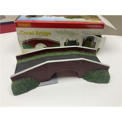 Hornby '00' gauge Skaledale/Bachmann Scenecraft - ten trackside buildings/accessories including 44-210 Low Relief Multi-Storey Car Park, R8737 Small Gasholder, R9667 GWR Engine Shed, R9674 Dent Snow Huts, R9709 'Headingly' Insurance Office, R8569 Canal bridge, R8584 Loading Bay Platform Pack, R8706 Retain Walls Slope 2 etc; all boxed (10)