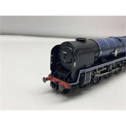 Hornby '00' gauge - Merchant Navy Class 4-6-2 locomotive 'Canadian Pacific' No.35005 in BR Blue; boxed