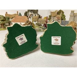 Nineteen Lilliput Lane models, including Dove Tails, Birdlip Bottom, Smallest Inn, Gossip Gate and Beehive Cottage, all with deeds and original boxes (19)