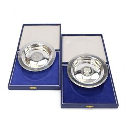 Pair of modern silver Queen Elizabeth II Silver Wedding Anniversary commemorative dishes, both hallmarked Silverware Manufacturers Ltd, London 1973, both within fitted cases 