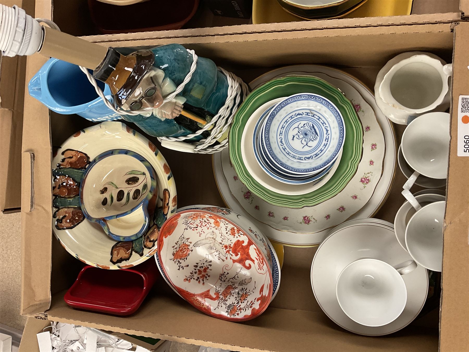 Group of mixed ceramics, to include 19th century Japanese Kutani bowl, Italian figural table lamp, various dinner wares, etc. 