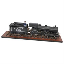 Kit-built Gauge 1 remote controlled 4-4-0 locomotive and tender no. 2606 in LNER black, on wooden plinth