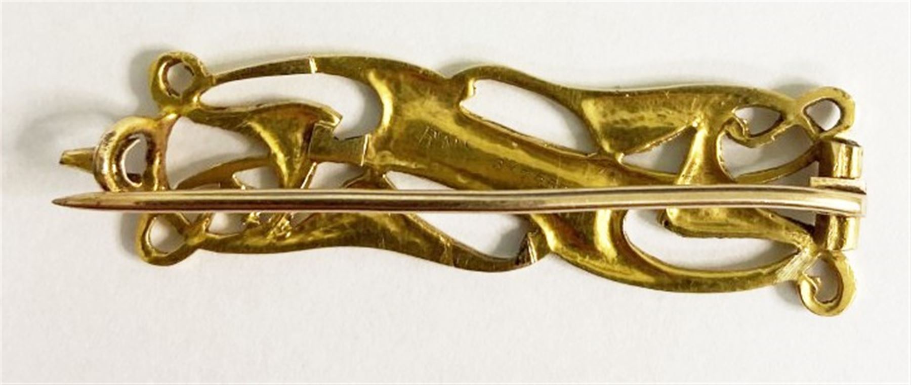 Art Nouveau 17ct gold open work bar brooch, the back engraved Rd No. 377757