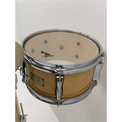 Cocktail drum kit with central 40cm tom and Hi-hat, flanked by 22cm snare and 29cm sidedrum H117cm