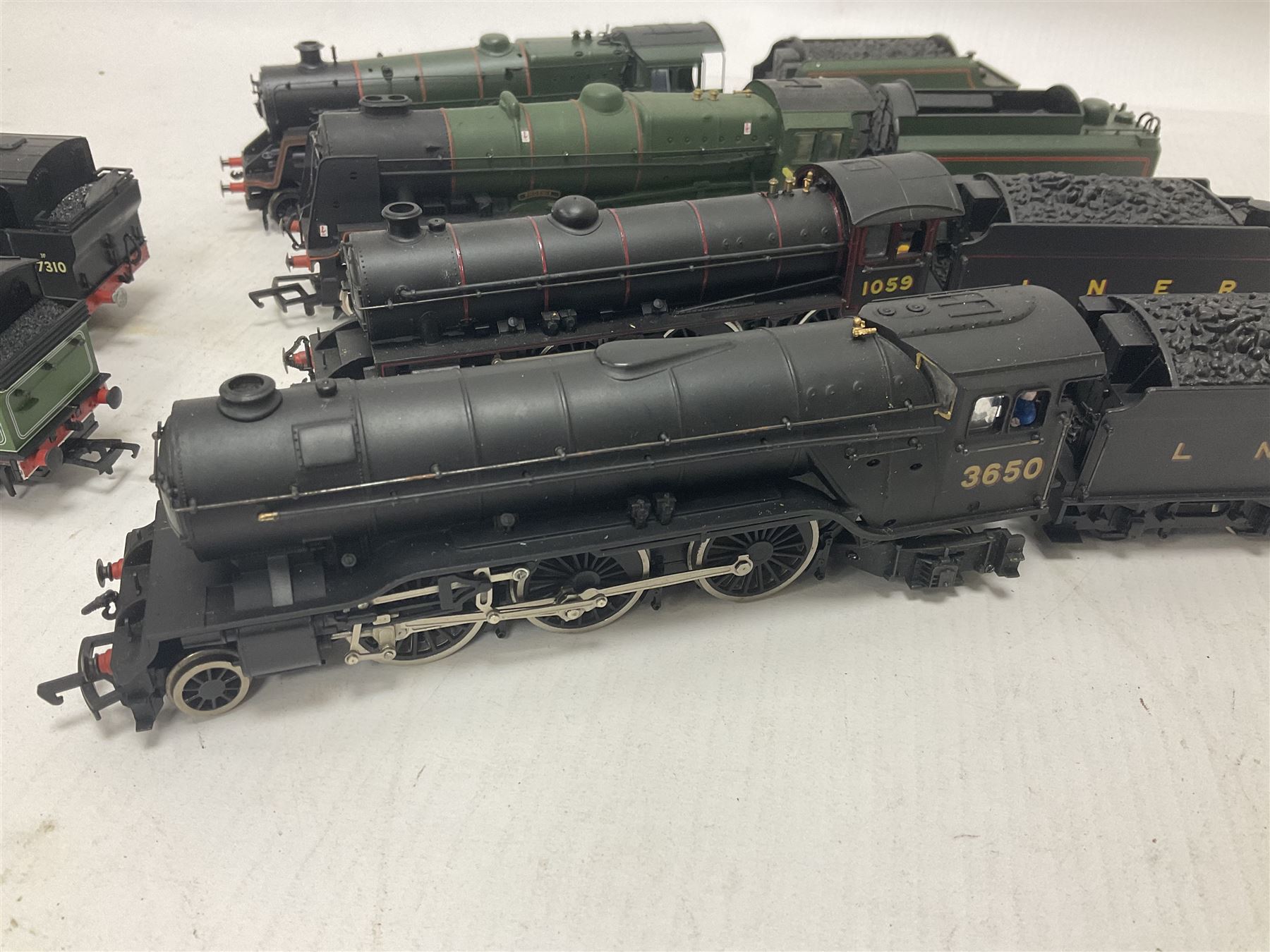 Bachmann ‘00’ gauge - six model steam locomotives comprising J72 Class 0-6-0 no.68723 in BR green; Class 3F 0-6-0 no.47310 in BR black; Gresley V2 Class 2-6-2 locomotive and tender no.3650 in LNER black; Class B1 4-6-0 locomotive and tender no.1059 in LNER black; Jubilee 6P Class 4-6-0 ‘Phoenix’ locomotive and tender no.45736 in BR green; Standard Class 5 4-6-0 locomotive and tender no.73014 in BR green; without boxes (6) 