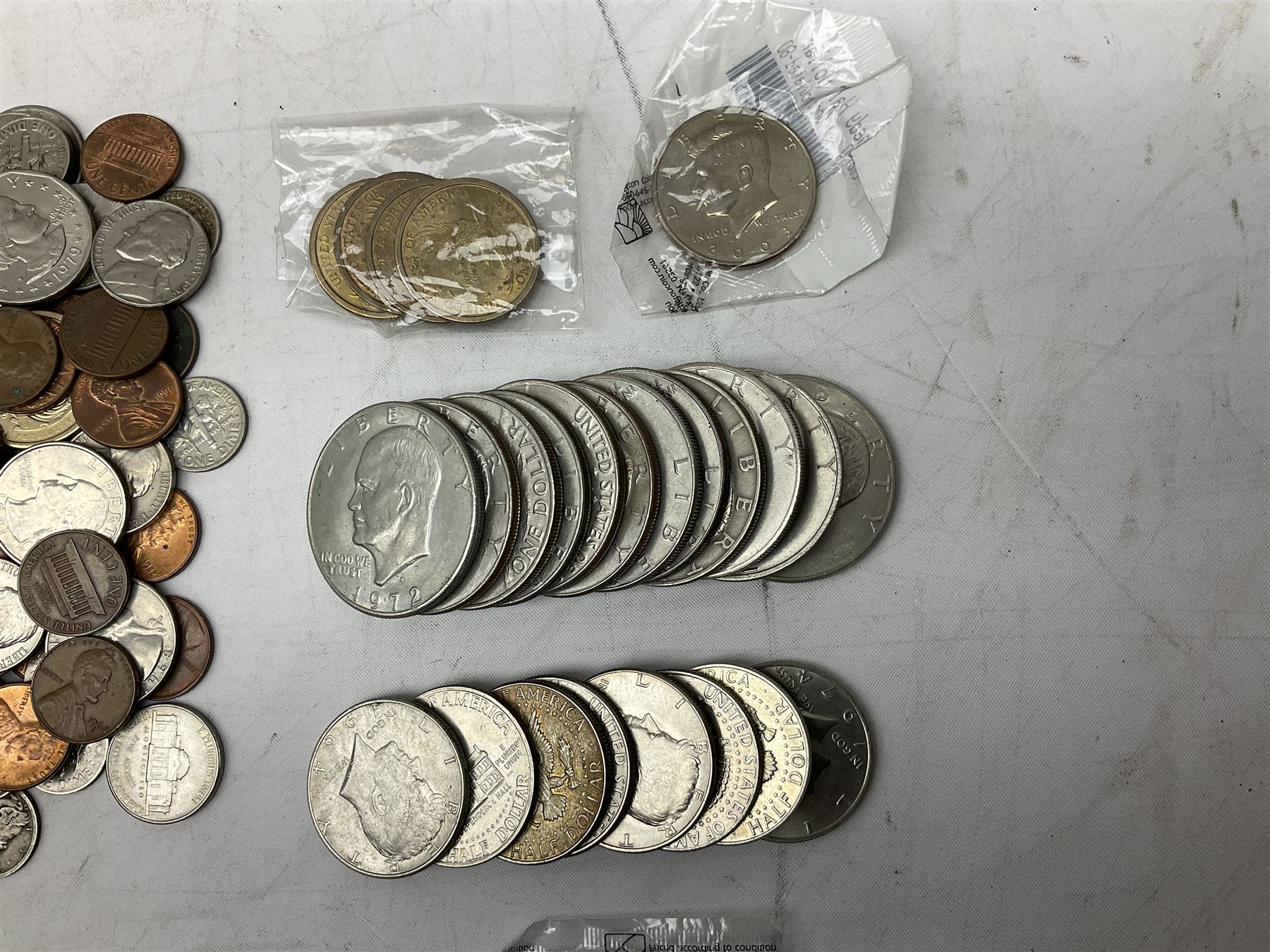 Mostly United States of America coinage, including 1828 one cent, buffalo nickels, various half dollar and dollar coins etc