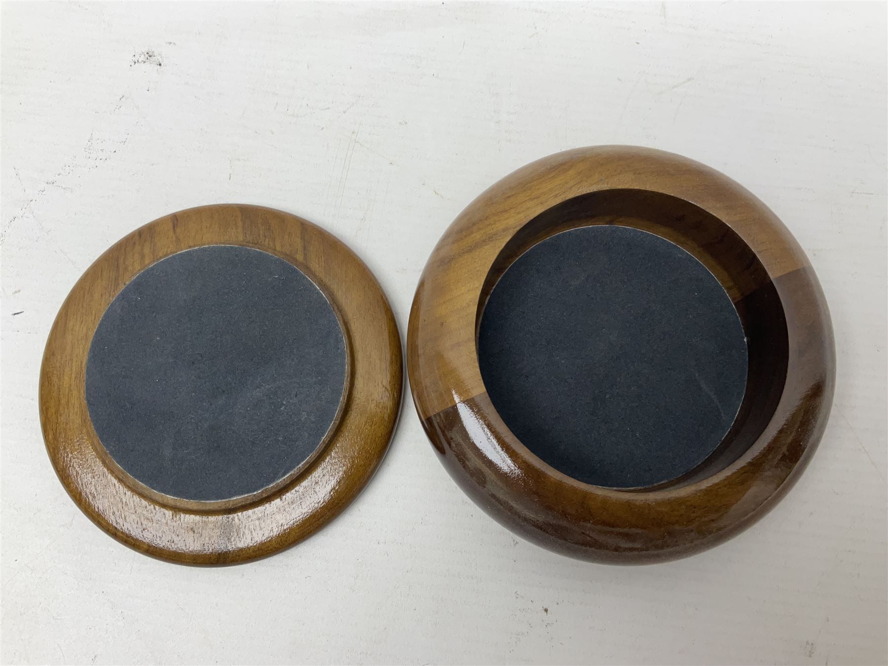 Polished wooden box, with a brown agate slice to the lid, H5cm, D12cm