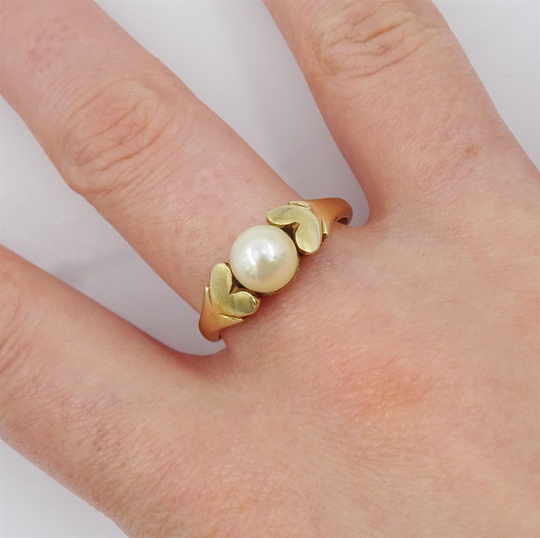 9ct gold single stone pearl ring, hallmarked