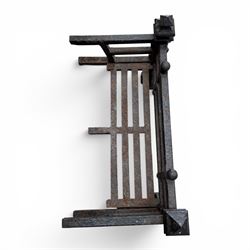 Late Victorian cast iron fireplace grate with turned and pointed finials
