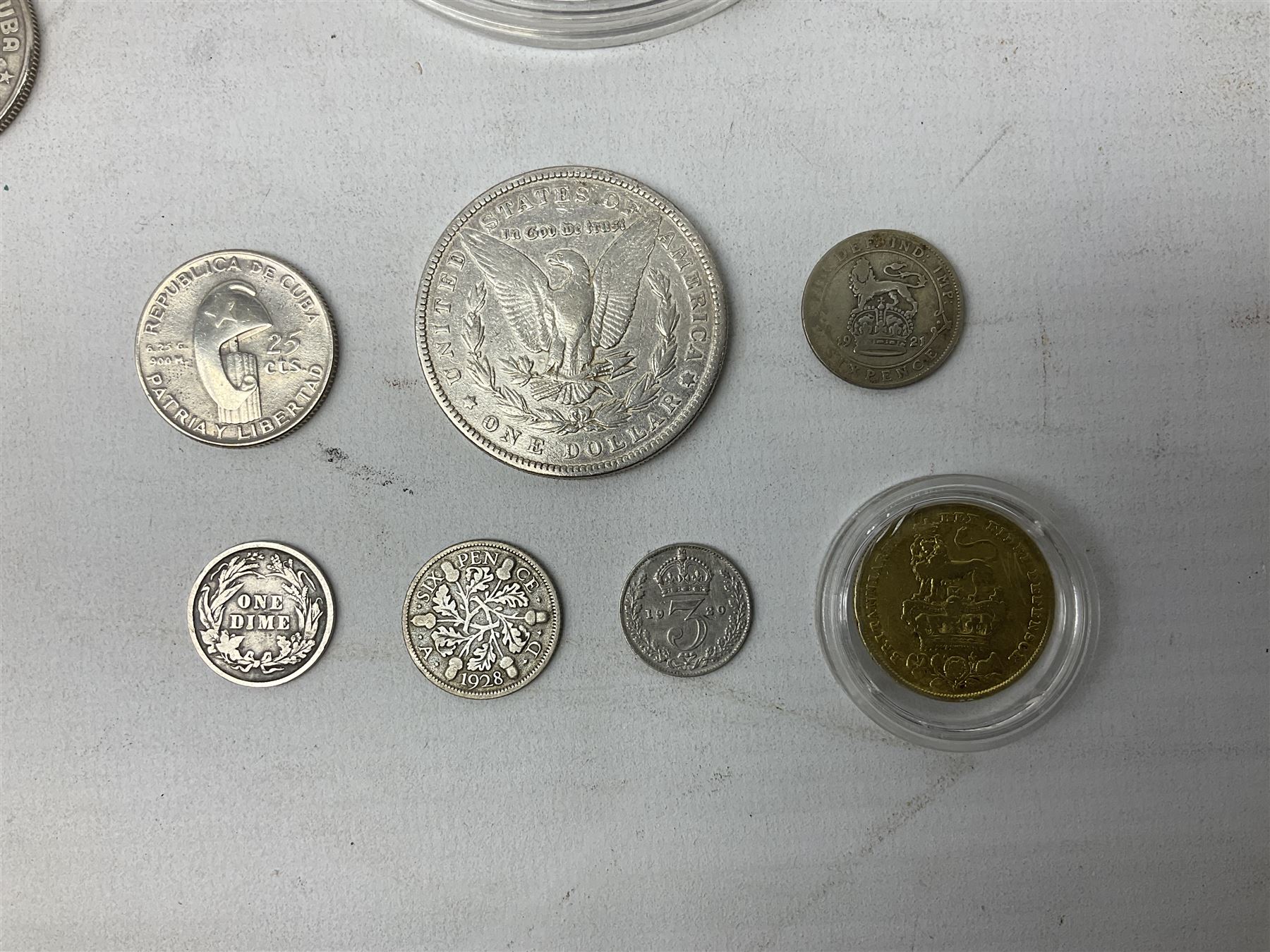 Coins including United States of America 1885 Morgan dollar, Queen Elizabeth II Bailiwick of Guernsey 20012 and 2013 five pound coins, Isle of Man Paddington Bear 2008 one crown, various other commemorative coins etc