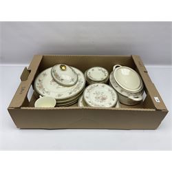 Minton Jasmine pattern tea and dinner wares, including dinner plates, sauce boats, side plates, bowls, teacups, coffee cans and twin handled soup bowls, etc (122)