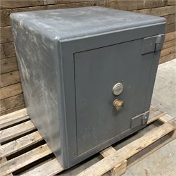 Chatwood cast iron safe with keys