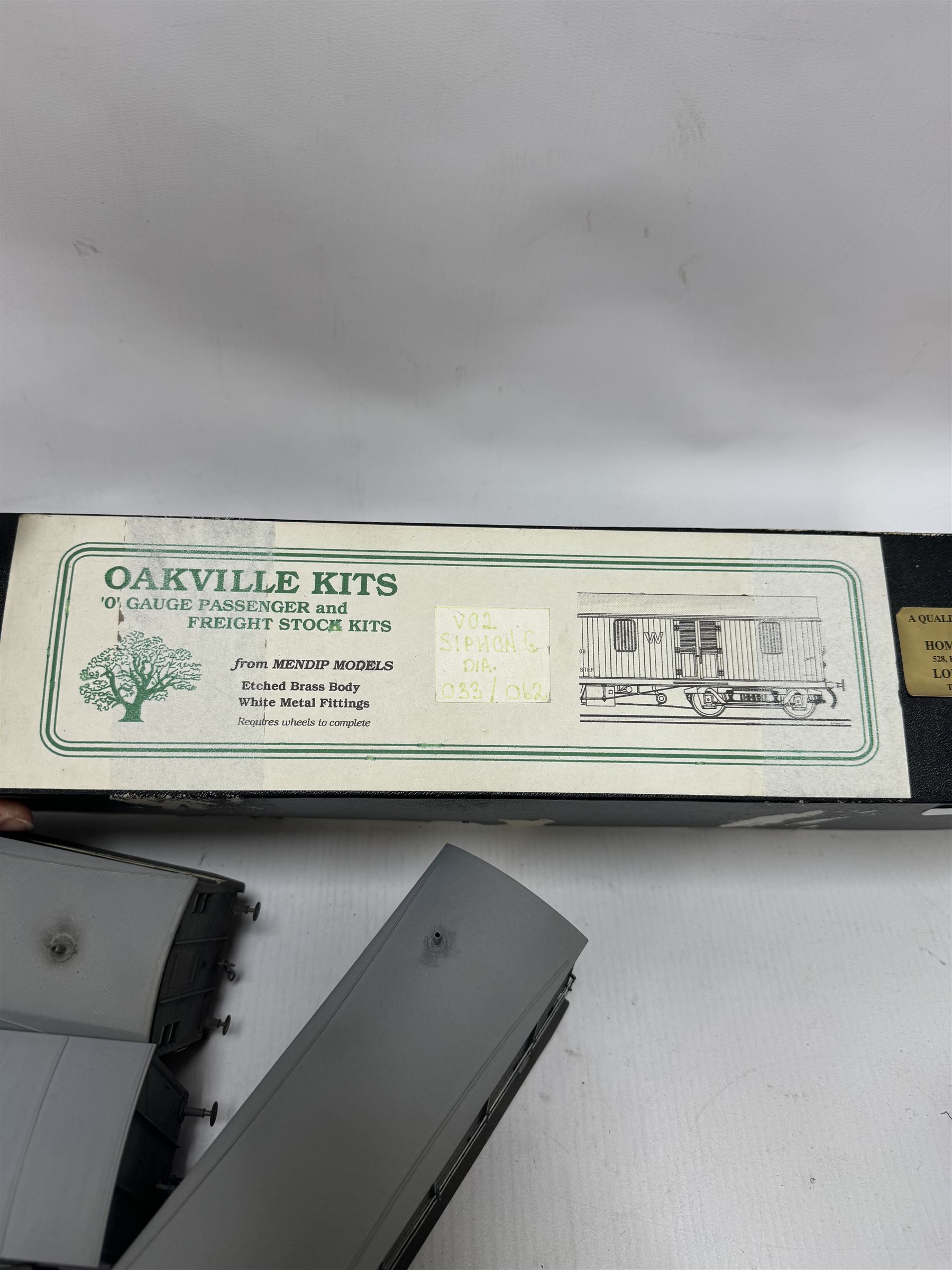 Thirteen kit built O gauge rolling stock models, including examples by Oakville Kits and Parkside Dundas, some boxed