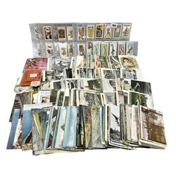 Large quantity of loose Edwardian and later postcards including early Gruss Aus, chromolithograph, real photographic and printed topographical, street scenes, comic, glamour, military etc; and quantity of cigarette cards in plastic sleeves