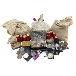 Mostly Great British coinage, including King George V 1915 silver halfcrown coin, various pre 1947 silver threepence pieces, pre-decimal coinage with a very large quantity of mostly 1967 Queen Elizabeth II pennies and half penny coins, commemorative crowns  and various tokens etc