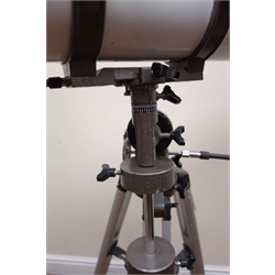 Meade telescope, model 114/900 EQ1-B 114mm x 900mm on tripod stand   