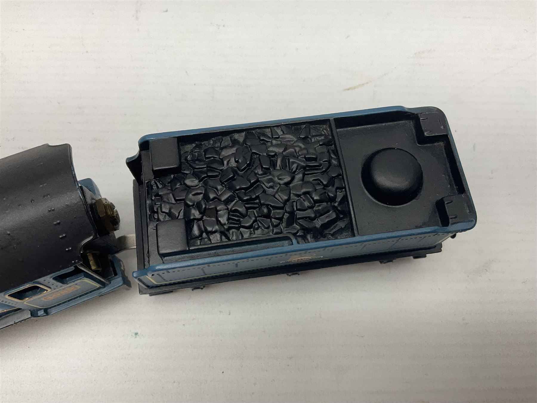 Wrenn '00' gauge - two Castle Class' 4-6-0 locomotives - 'Devizes Castle' No.7002 in GW Green; and 'Windsor Castle' No.4082 in BR Blue; both boxed with instructions (2)