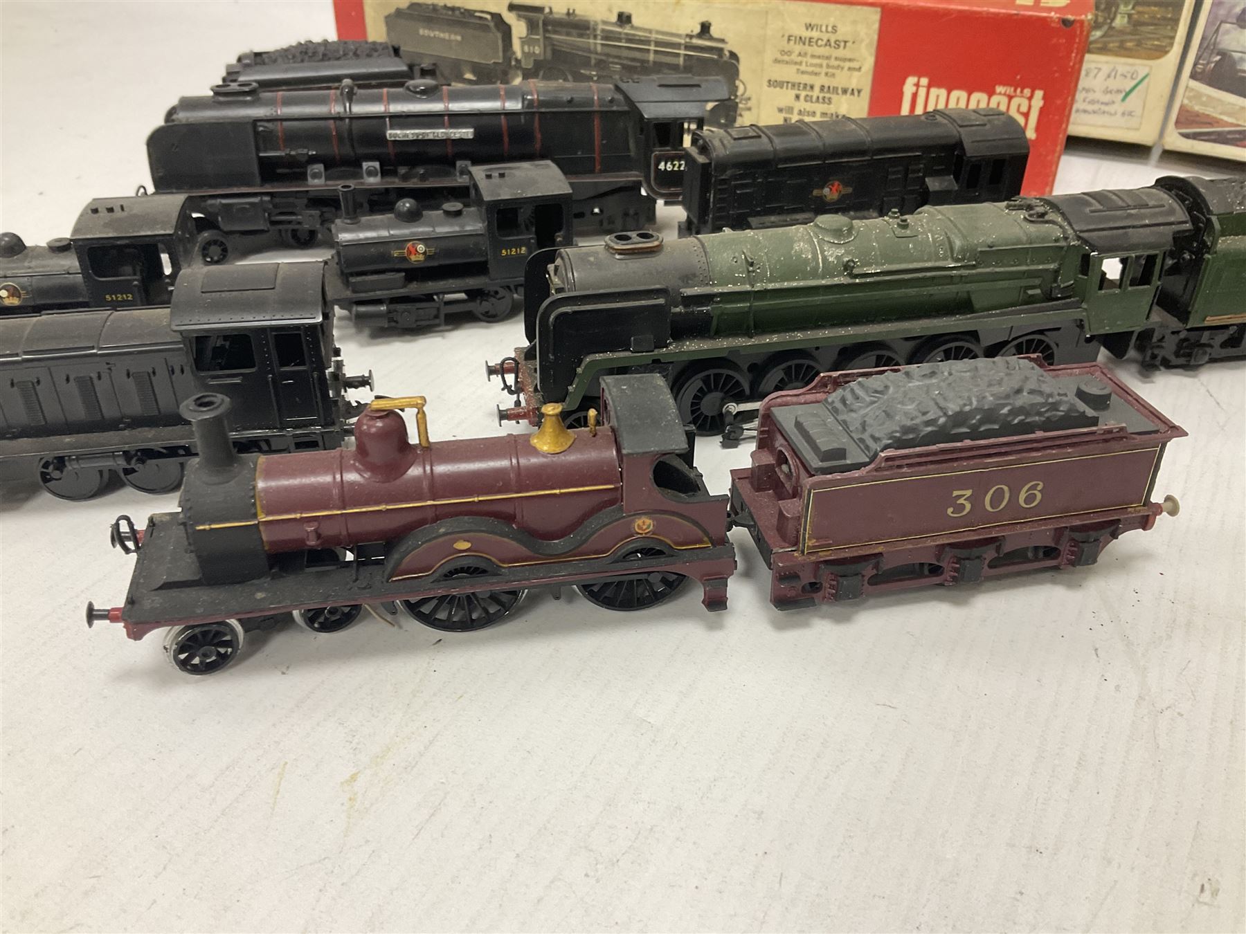 ‘00’ gauge - Airfix locomotive model kits comprising series 4 City of Truro kit and empty series 4 box, series 4 Mogul, two series 4 Harrow kits, all boxed; together with Rosebud Kitmaster Stirling kit and quantity of loose plastic locomotives and tenders from Airfix, Kitmaster, Ratio etc 
