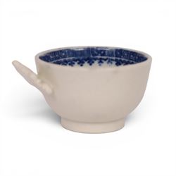 Small Caughley blue and white wine tasting cup, decorated in the Fisherman or Pleasure Boat pattern, circa 1785, with scroll thumbpiece handle, D5cm
