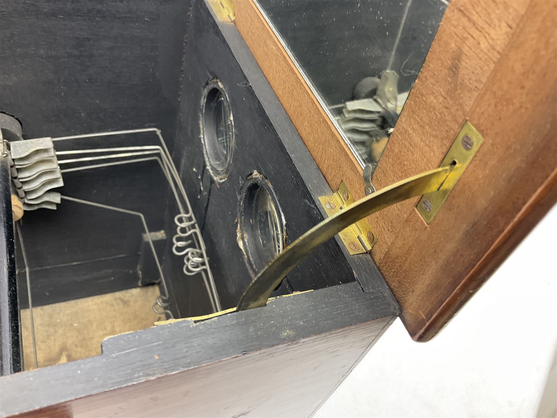 Mahogany tabletop Stereo viewer, with four Valentine Blancherd stereograph views of London, H32cm