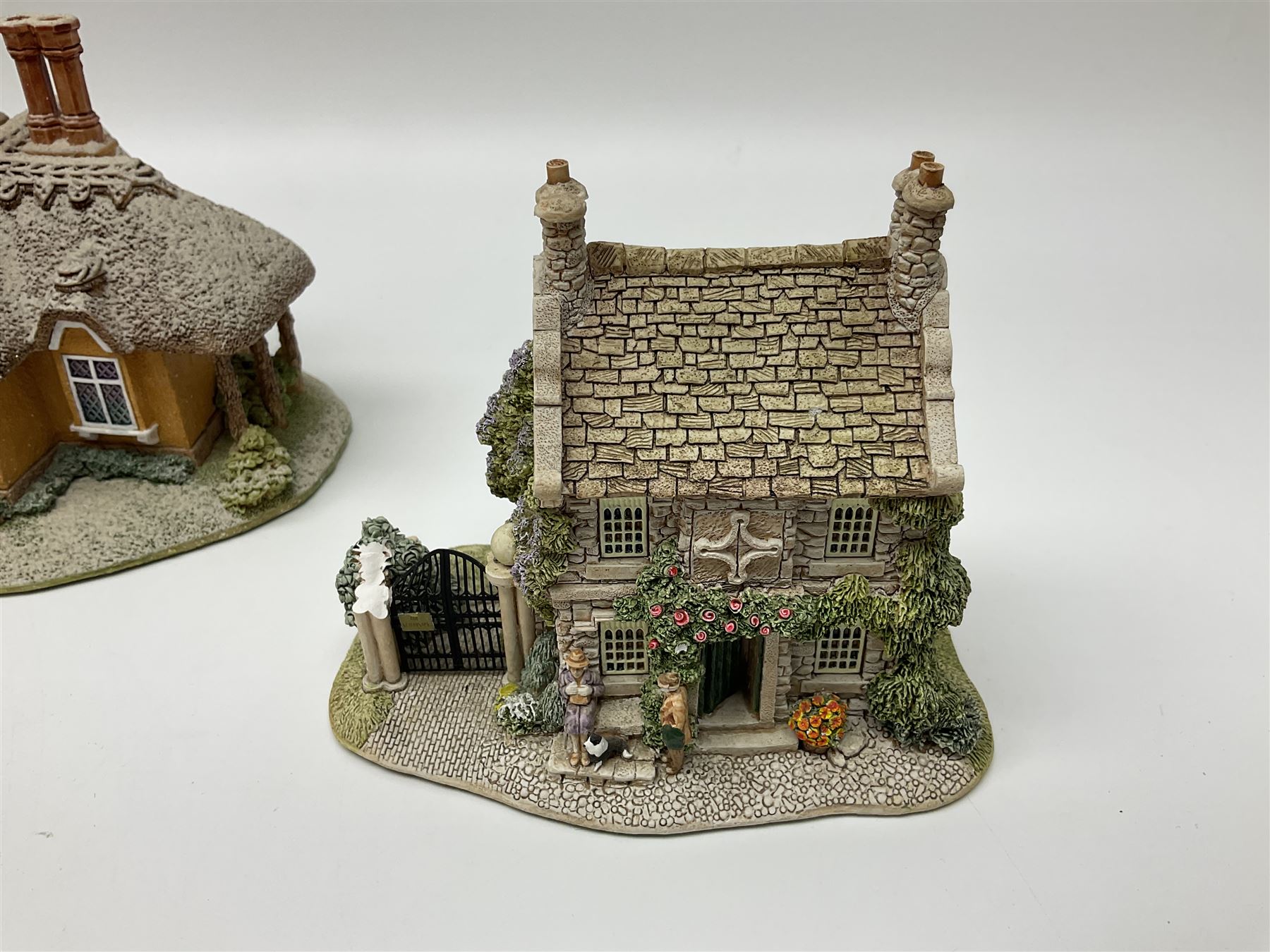 Fourteen Lilliput lane models, to include Eriskay Croft, Little Smithy, Gulliver's Gate, Kerry Lodge, Eamont Lodge etc, all with original boxes and some with deeds (14) 