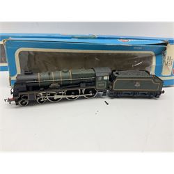 Airfix '00' gauge - Castle Class 4-6-0 locomotive 'Pendennis Castle' No.4069; Class 6P/7P Rebuilt Royal Scot 4-6-0 locomotive 'Royal Scot' No.46100; both boxed; Class 4F 0-6-0 locomotive No.4454 in associated box; another unboxed Class 4F 0-6-0 locomotive; and Class 14XX 0-4-2 tank locomotive No.1466 for spares or repair