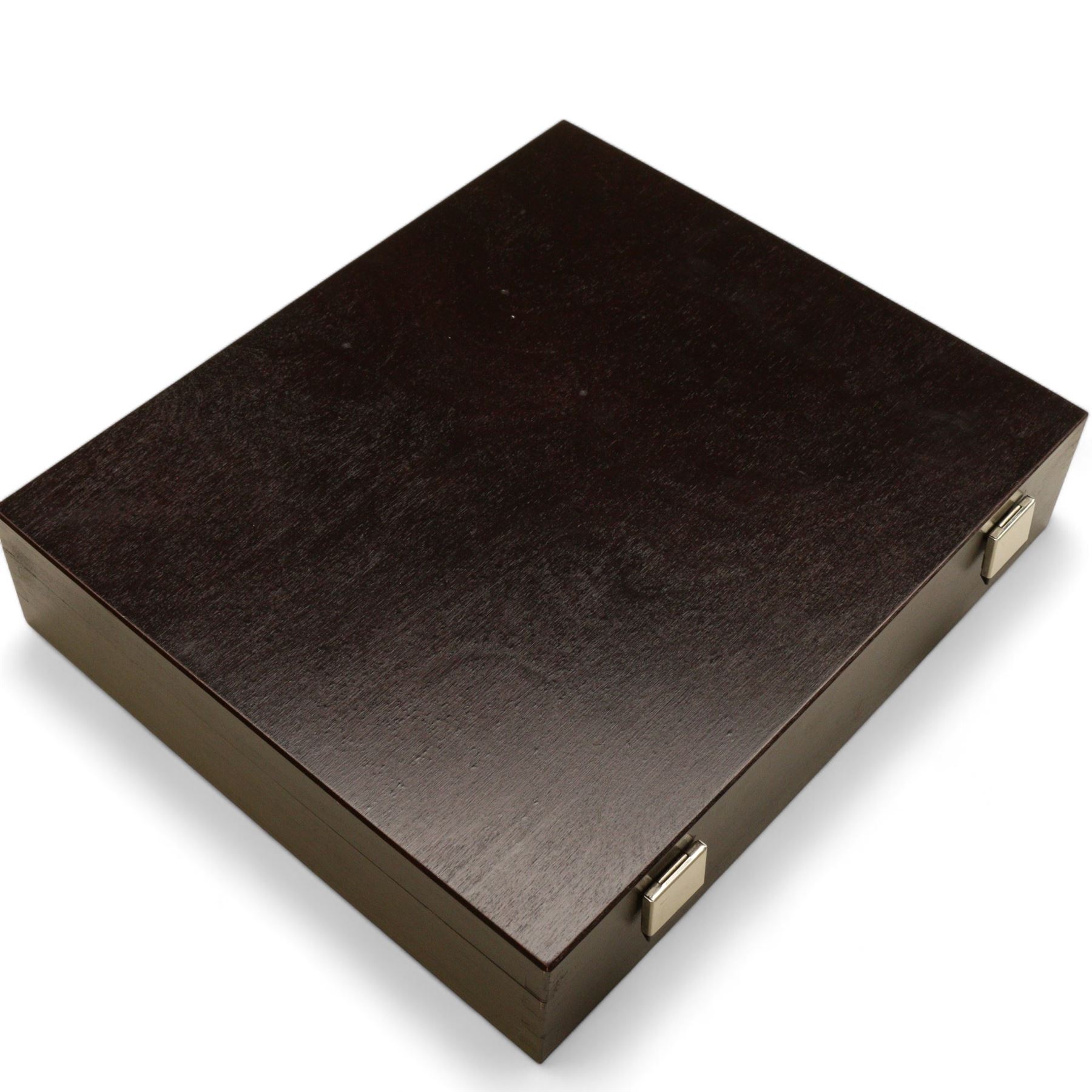 Mostly commemorative coinage, including various Queen Elizabeth II crowns, The Royal Mint United Kingdom 1999 silver proof five pounds, Canada 1999 one ounce fine sliver five dollars, Bermuda 2000 two dollars, Guyana 2000 two-thousand dollars, New Zealand 2000 ten dollars etc, housed in a coin display case and loose