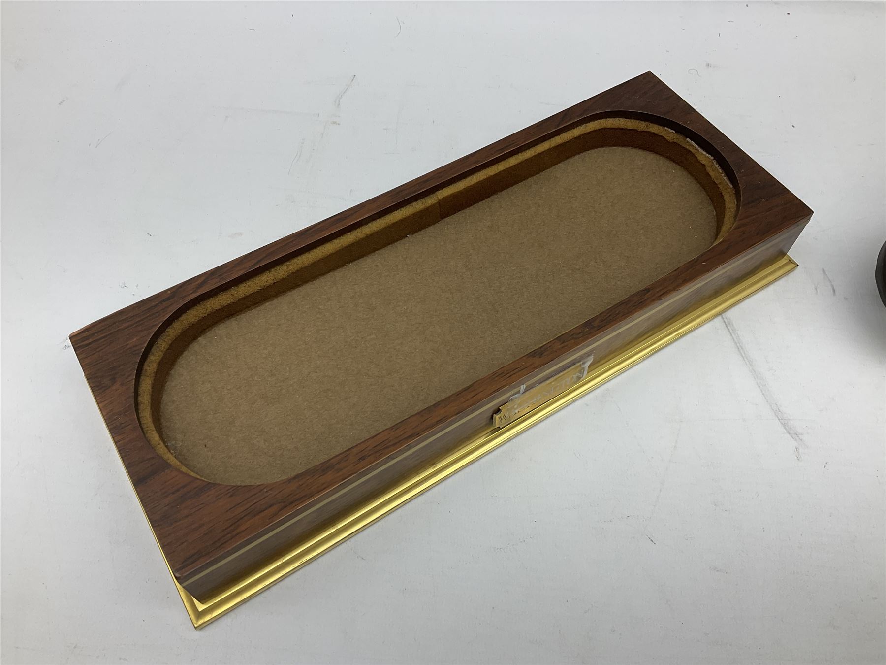 Royal Worcester 'Washington' model by Bernard Winskill, limited edition 148/750, on wooden plinth with title plaque, framed certificate and box