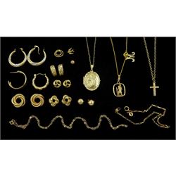 9ct gold jewellery oddments including earrings, necklaces and pendants