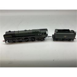 Hornby '00' gauge - Britannia Class 7MT 4-6-2 locomotive 'William Wordsworth' no. 70030, Patriot Class 7P 4-6-0 locomotive 'Bunsen' no. 45512 and Class A3 4-6-2 locomotive 'The White Knight' no. 60077, all DCC ready (3)