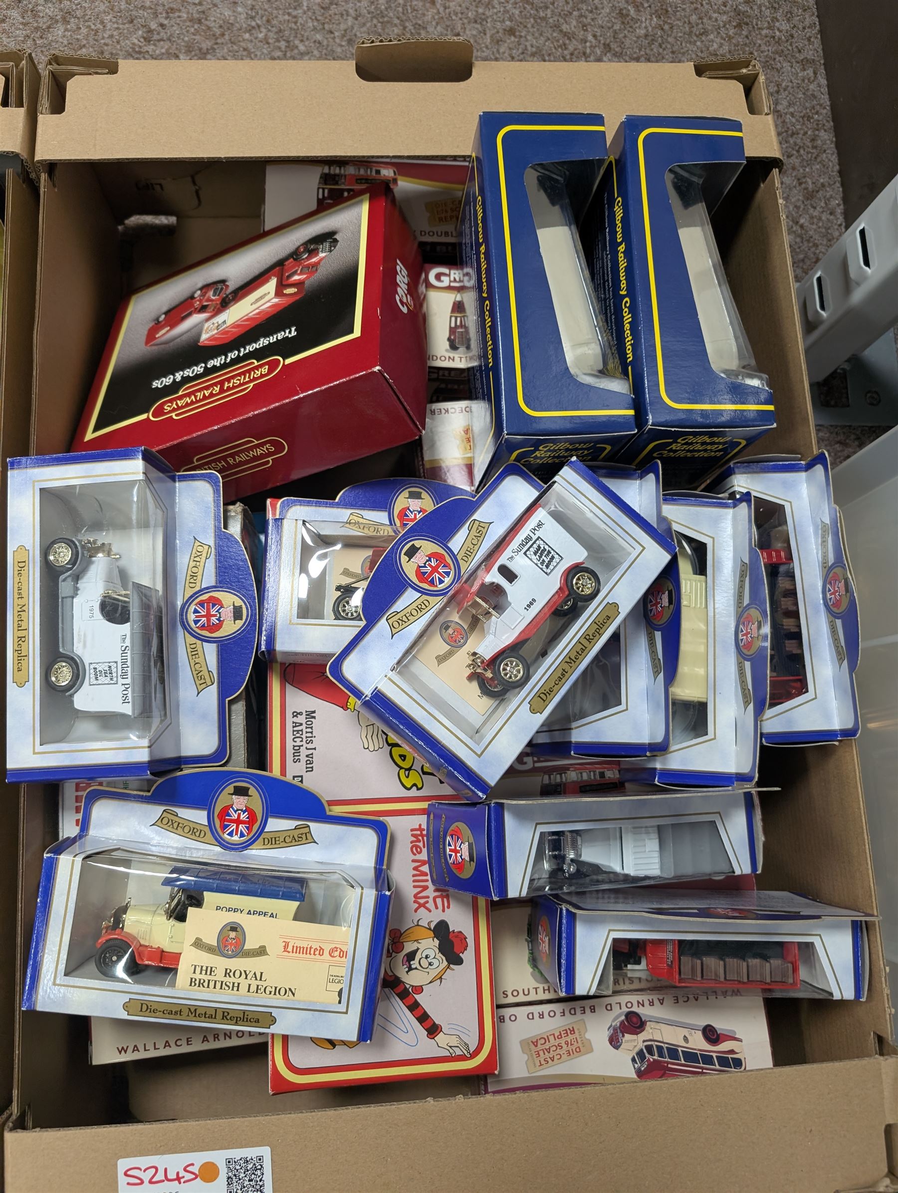 Collection of diecast model buses and similar, including Corgi, Oxford Diecast, Great British Buses, EFE etc, all boxed