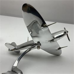 Set of three aluminium planes with rotating propellers, tallest H18cm