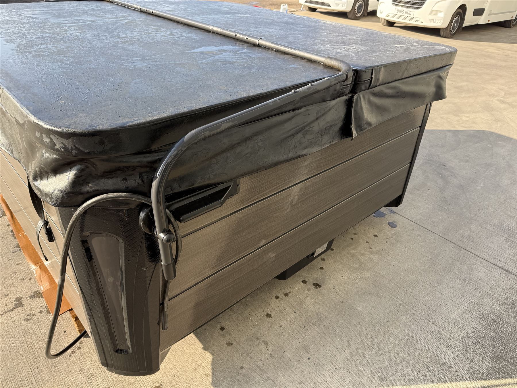 Platinum Spas Santorini 846A 6 person hot tub, with five seats and a lounger,  52 multiple jets, 7.3kw, 32 Amp, with hinged cover in full working order.

https://e.issuu.com/embed.html?backgroundColor=%23000000&d=platinum_brochure_uk_2023_v5_lr&hideIssuuLogo=true&hideShareButton=true&u=superiorwellness