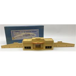 Hornby Dublo - wooden D1 Main Line Station and D1 Goods Depot, both in pale blue boxes; die-cast D1 Through Station in plain blue box; die-cast D1 Island Platform and D1 Signal Cabin, both in blue striped boxes (5)