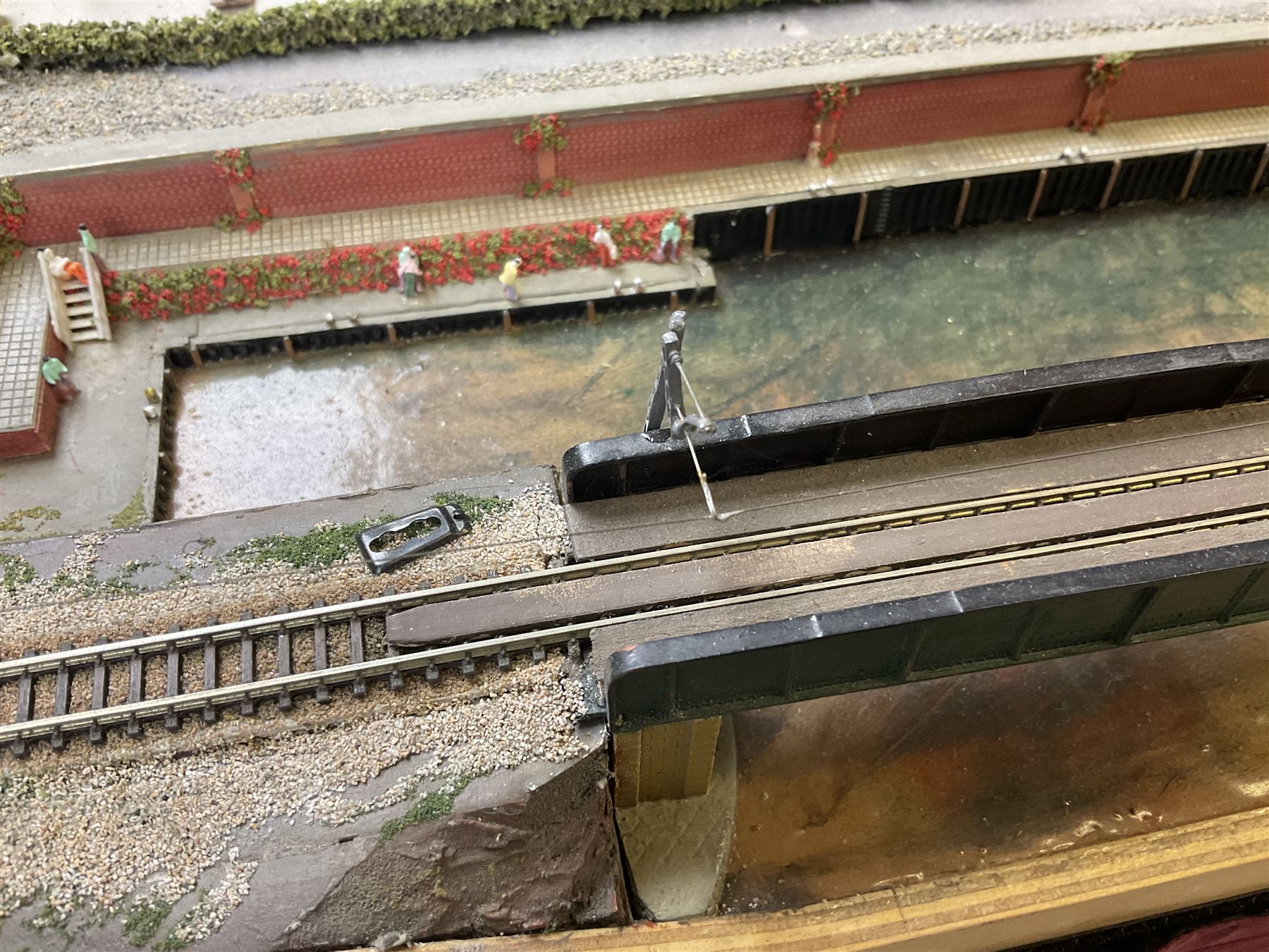 'Z' gauge continental scenic layout with folding legs, various loops of track and sidings with overhead cables, buildings including water tower, tunnels, roads with motor vehicles and figures, trees, haven with boats, backdrop diving wall hiding control units 150 x 50cm