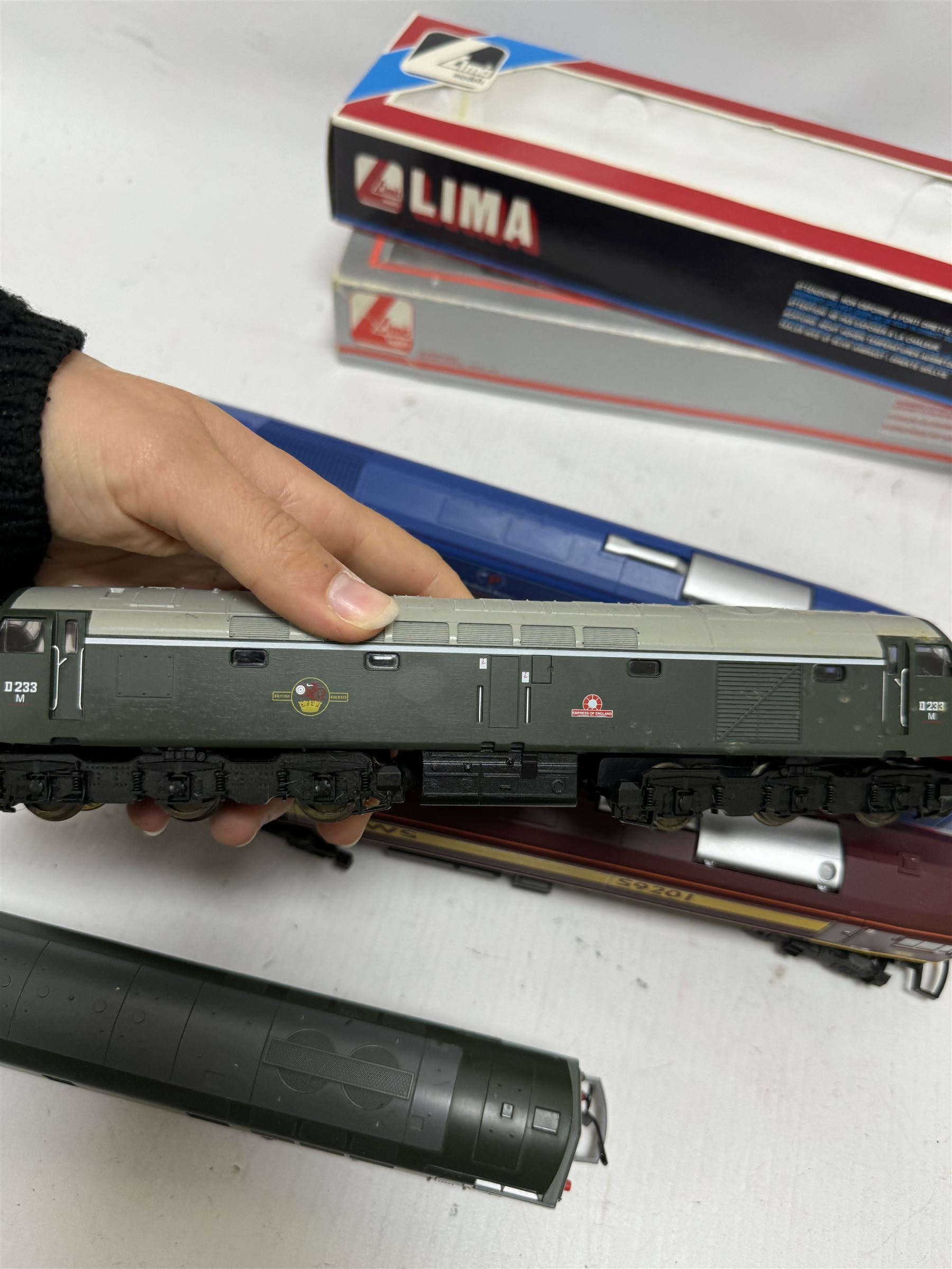 Eight Lima HO and '00' gauge locomotives, comprising three Class 59 Co-Co two National Power examples no. 59206 and 59201 and an EWS example no. 59201, Class 67 EWS Night Mail locomotive no. 67001, Class 40 Co-Co Empress of England locomotive no. D233, Western Class C-C Western Pioneer locomotive no. D1003, Class 47/57 Co-Co Freightliner Phoenix no. 57002 and Class 66 Co-Co Freightliner locomotive no. 66504, with two associated boxes